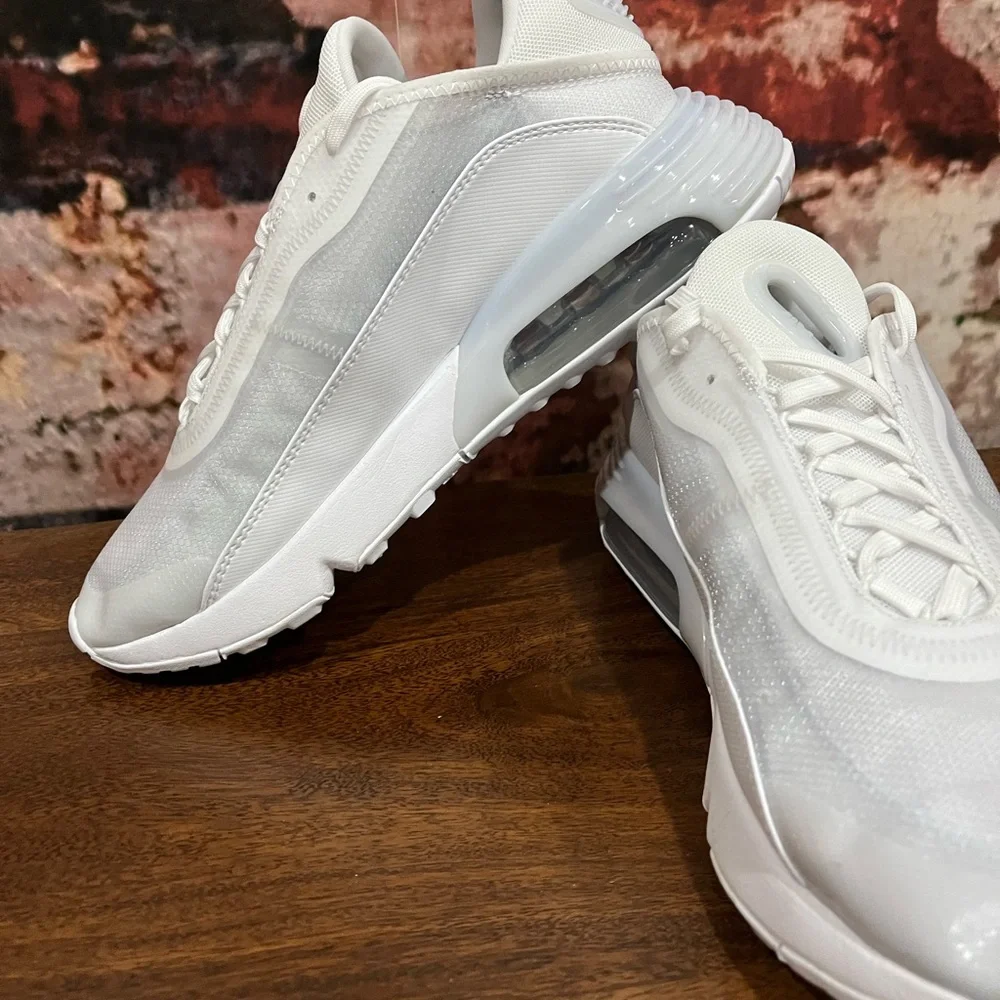 NEW NIKE AIR MAX 2090 SIZE MEN 10 / WOMEN 11.5 - Picture 7 of 8